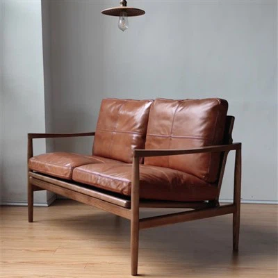 Canapea restaurant cu cadru din lemn maro cu perne din piele